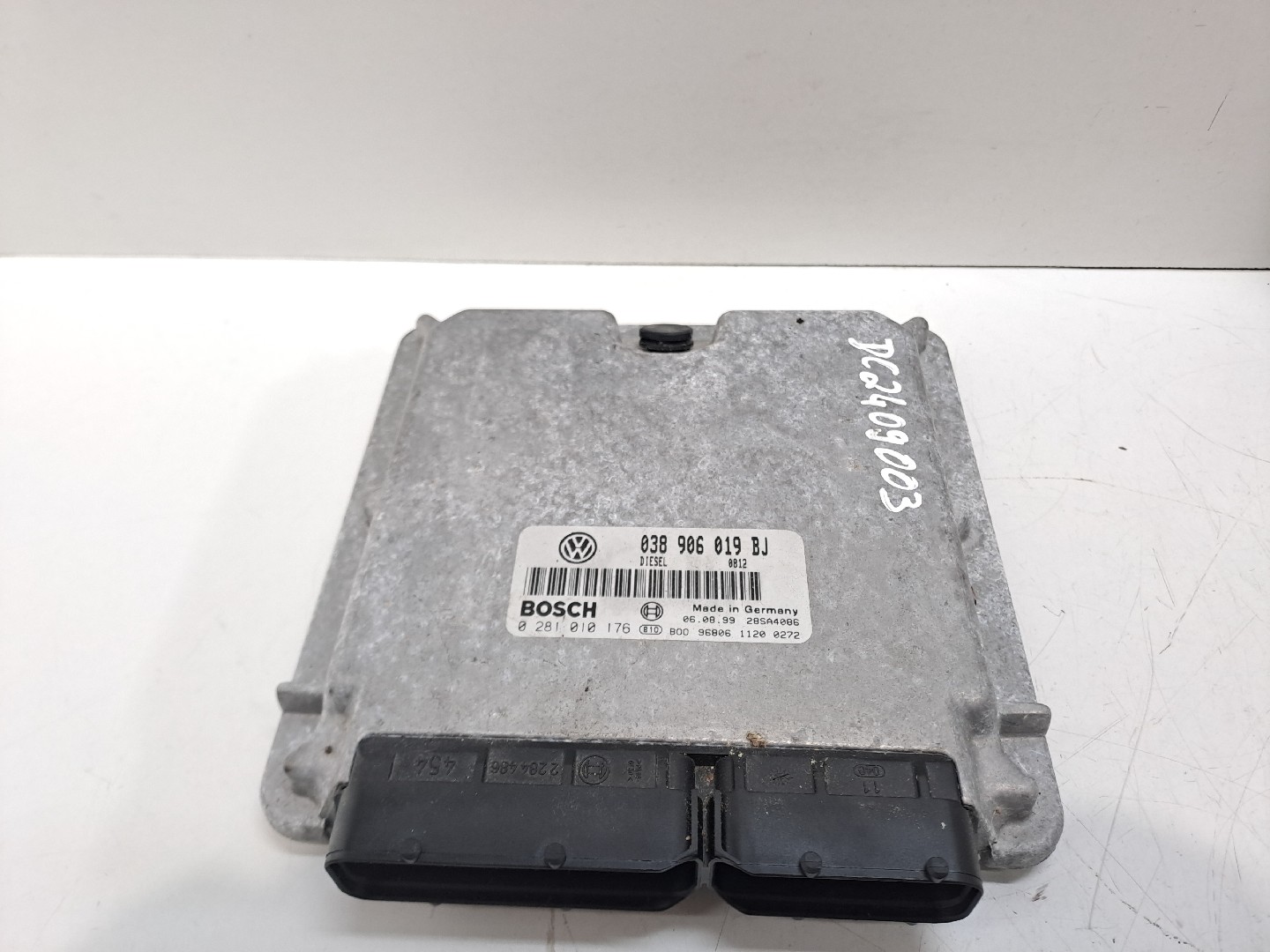 Engine control unit / ECU VOLKSWAGEN Passat (3B2)