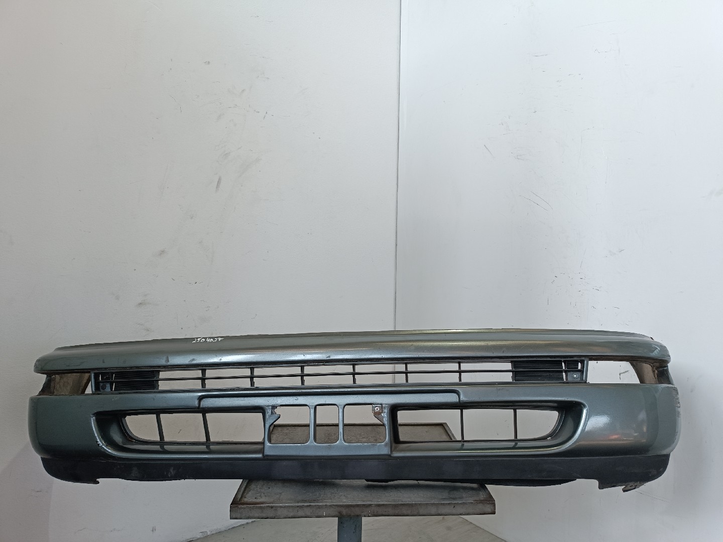 Pára-choques frente TOYOTA Corolla Sedan (_E10_)