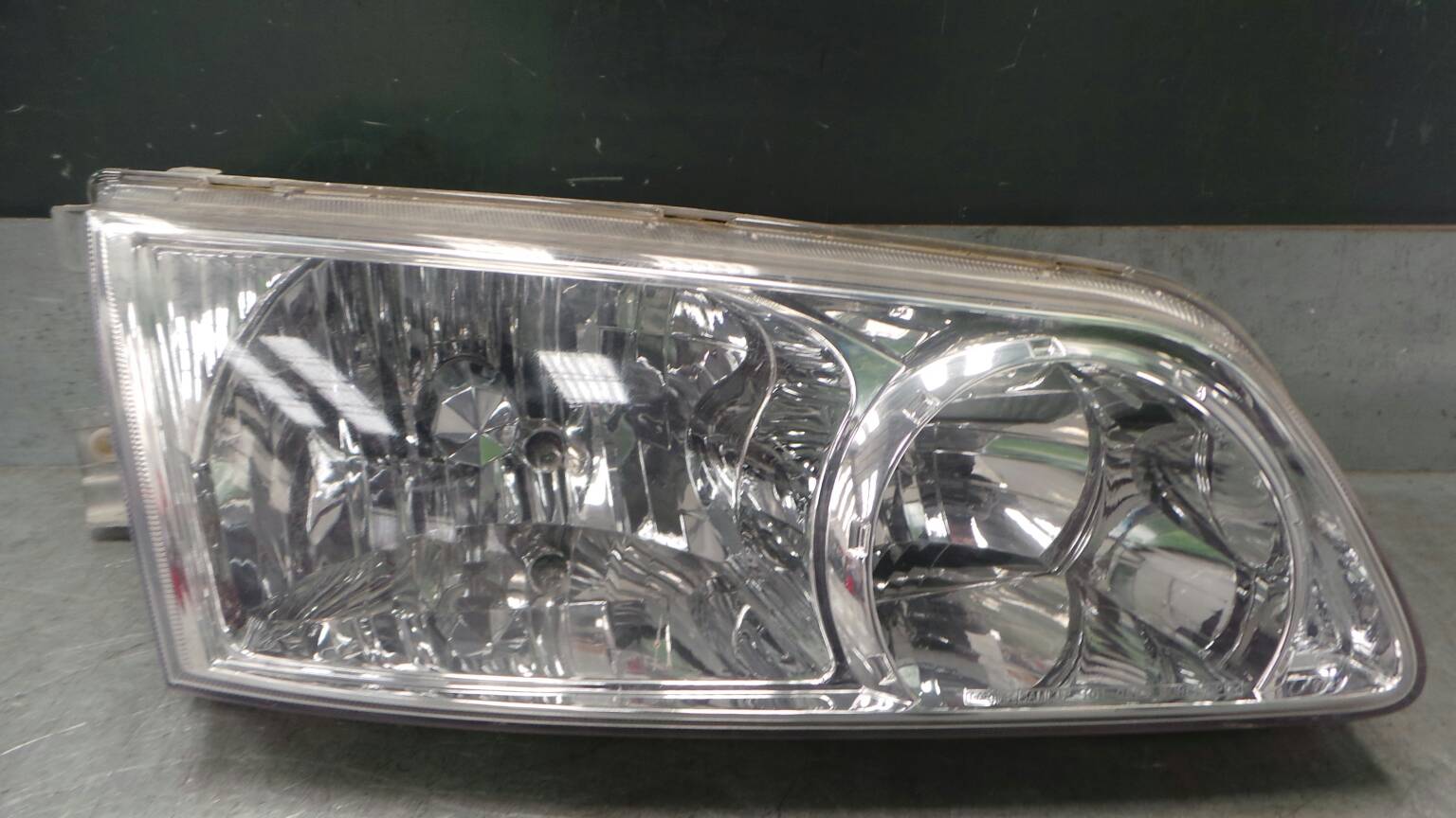 Ótica / farol direita HYUNDAI H-1 / Starex (A1)