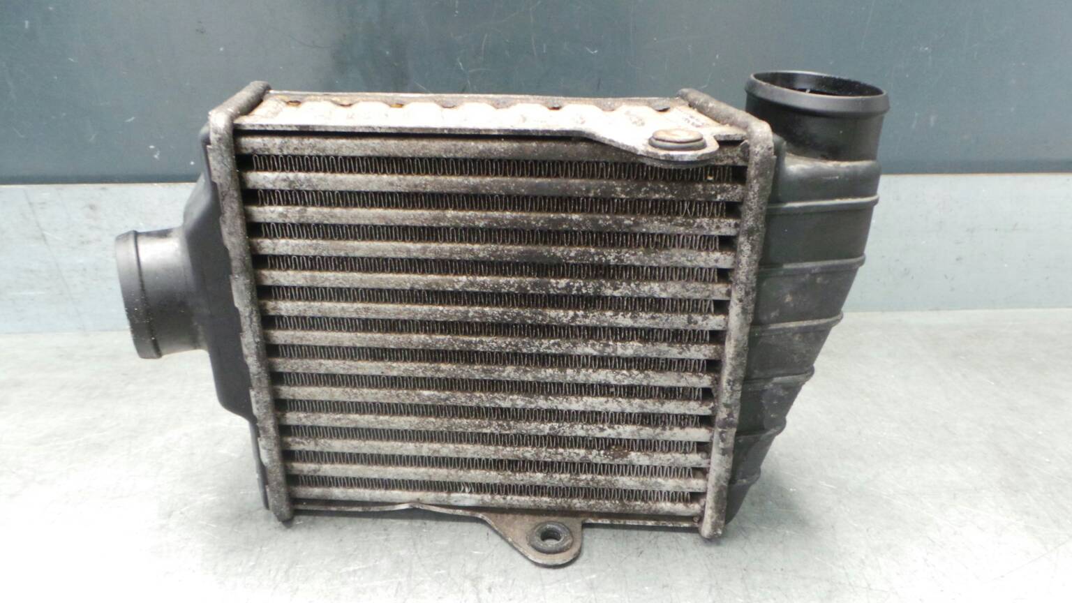 Intercooler VOLKSWAGEN Passat (3A2, 35I)