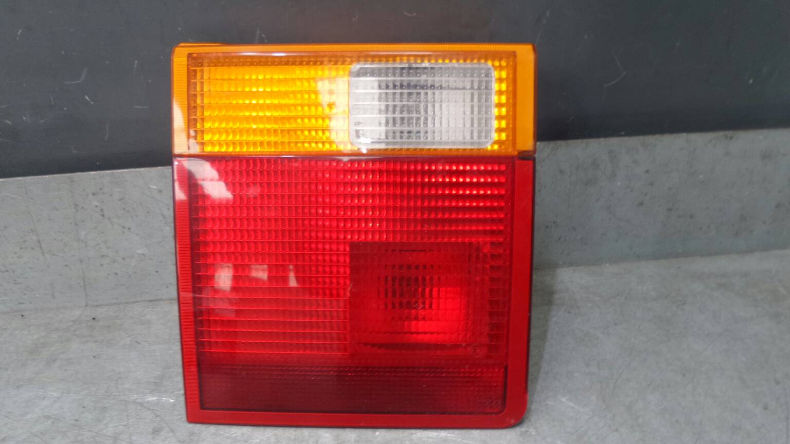 Farolim da mala esquerdo LAND ROVER Range Rover II (P38A)