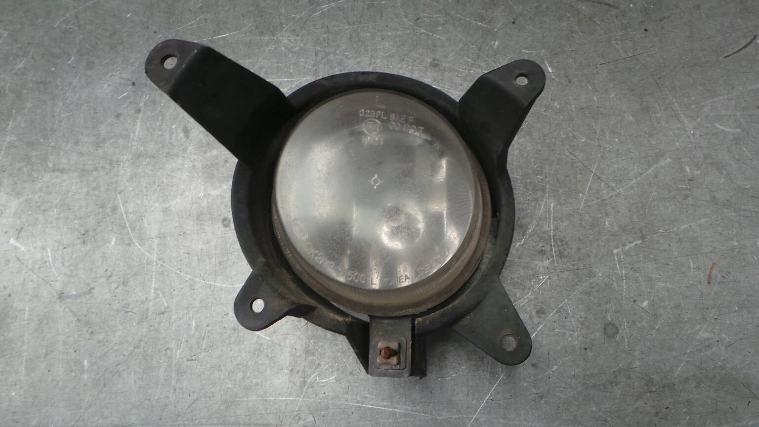 Farol nevoeiro frente esquerdo KIA Carnival II (GQ)