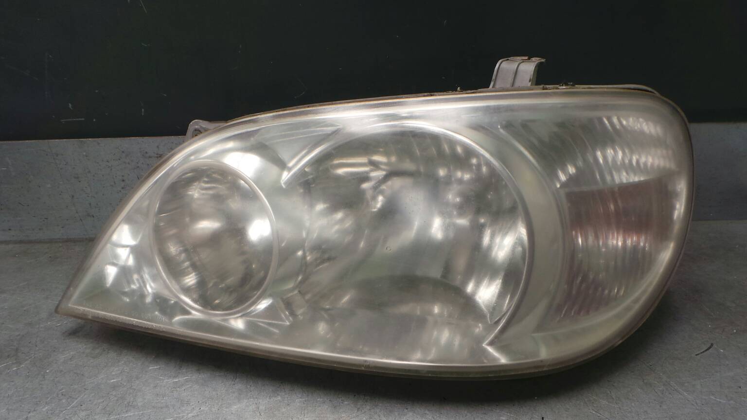 Ótica / farol esquerda KIA Carnival II (GQ)