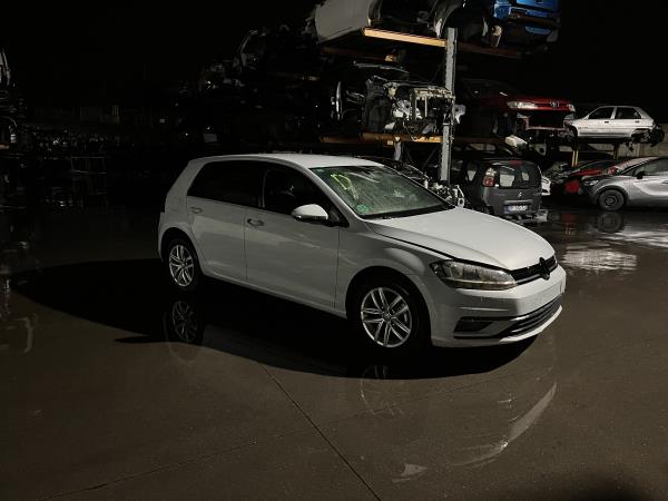 Golf VII  VOLKSWAGEN - ID V_2038