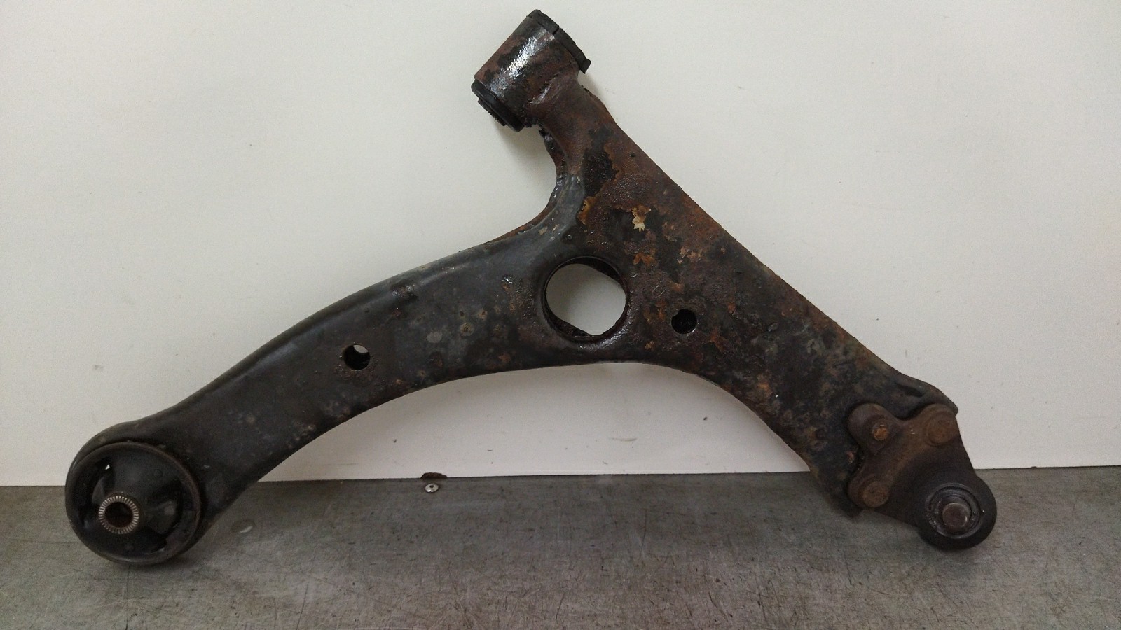 Right Front Suspension Arm TOYOTA AVENSIS (_T25_) | 03 - 08