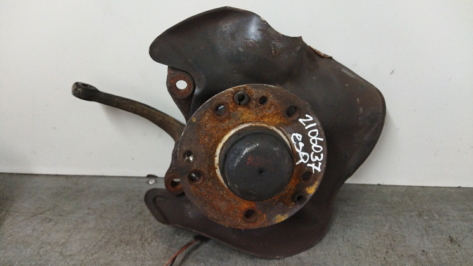 Left Front Steering Knuckle MERCEDES-BENZ 190 (W201) | 82 - 93