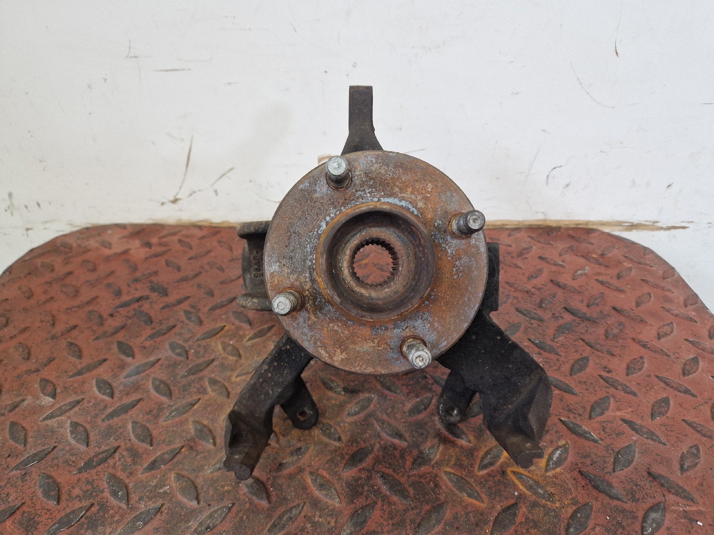 Left Front Steering Knuckle FORD FOCUS Turnier (DNW) | 99 - 07