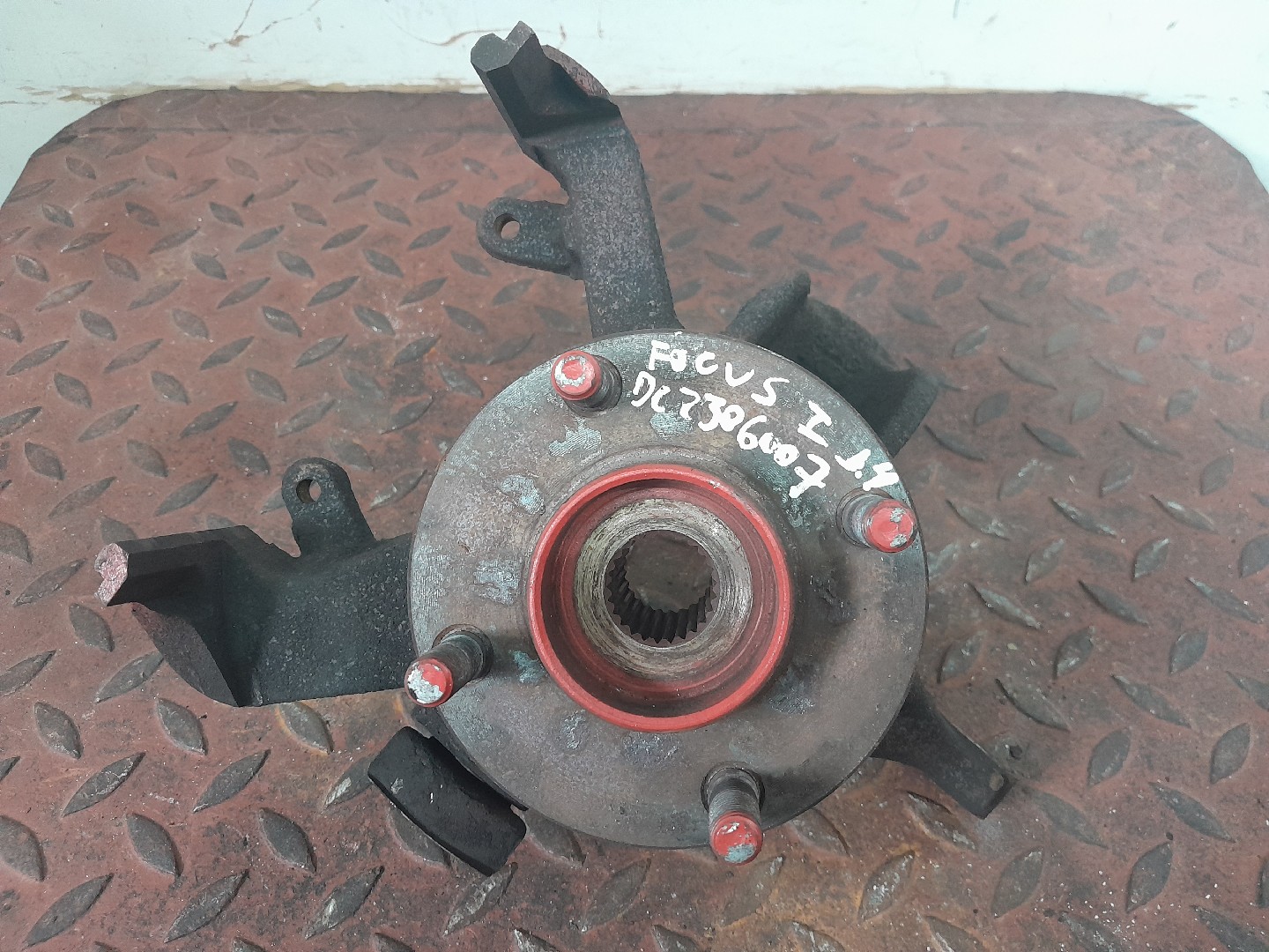Left Front Steering Knuckle FORD FOCUS (DAW, DBW) | 98 - 09