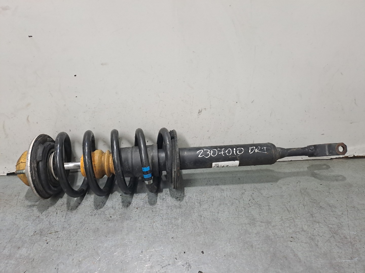 Right Front Shock Absorber VOLKSWAGEN PASSAT (3B3) | 00 - 05