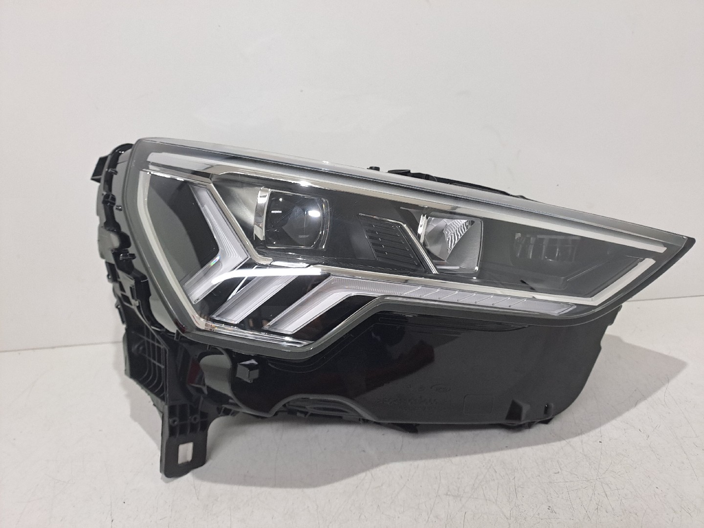 Right Headlight AUDI Q3 (F3B) | 18 - 