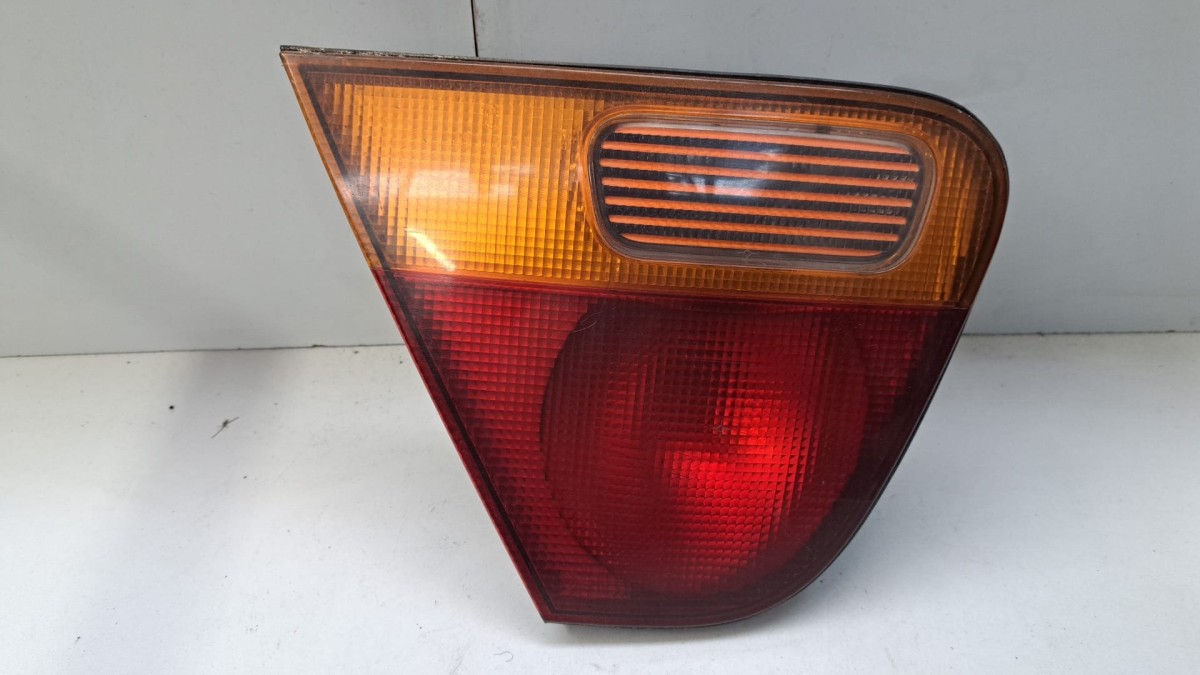Left Tailgate Light MITSUBISHI CARISMA três volumes (DA_) | 96 - 06