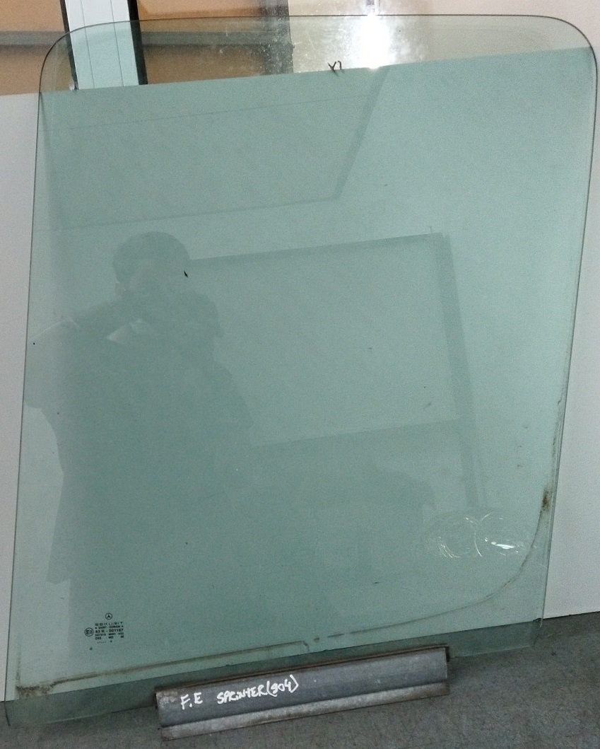 Vidro porta frente esquerdo MERCEDES-BENZ SPRINTER 4-t Caixa (904) | 95 - 06 Imagem-0