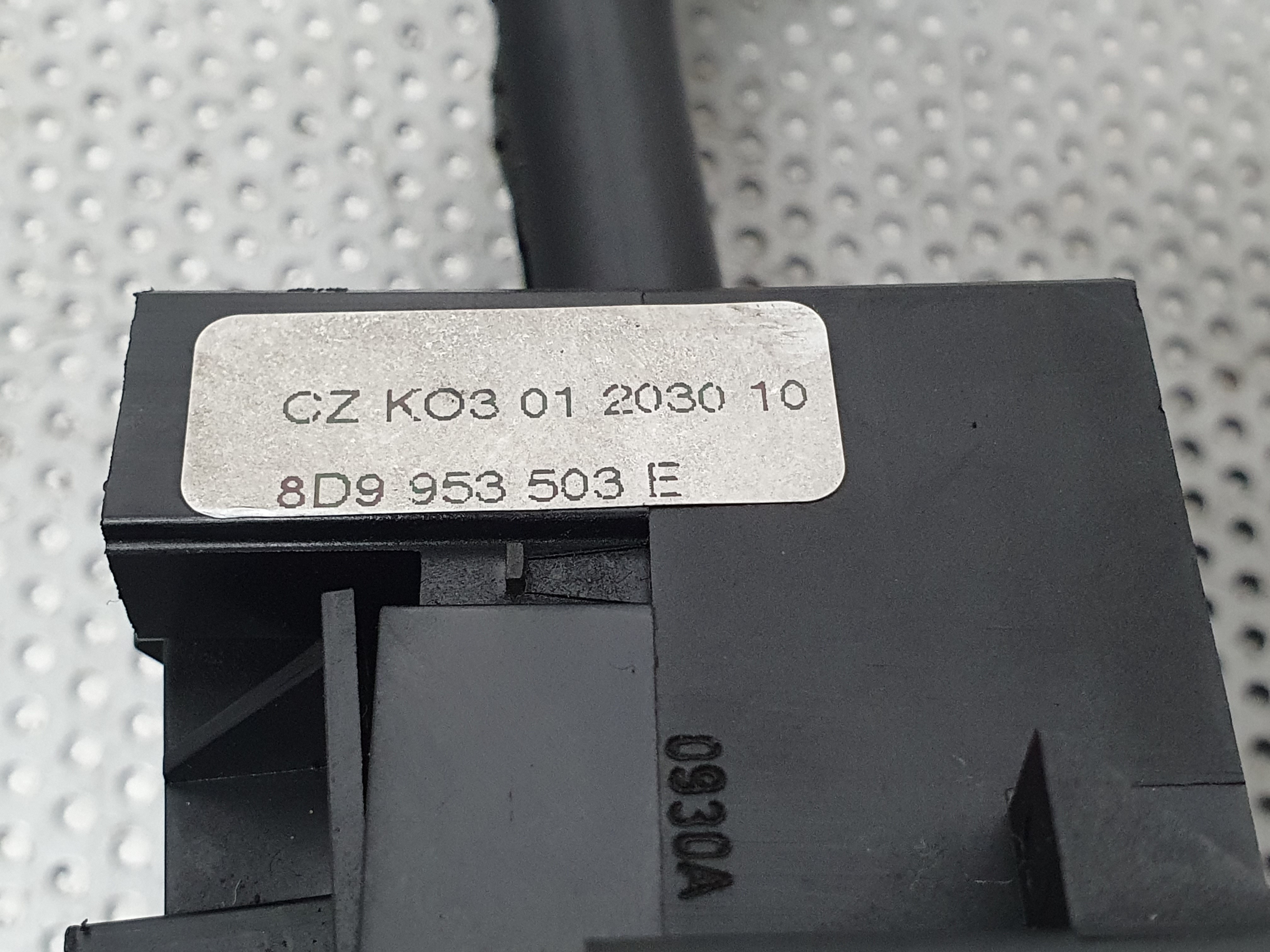 Comutador / Manete (Luzes/Piscas/Escovas/Fita) AUDI A4 Avant (8D5, B5) | 94 - 02 Imagem-2 Comutador / Manete (Luzes/Piscas/Escovas/Fita) AUDI A4 Avant (8D5, B5) | 94 - 02 Imagem-2
