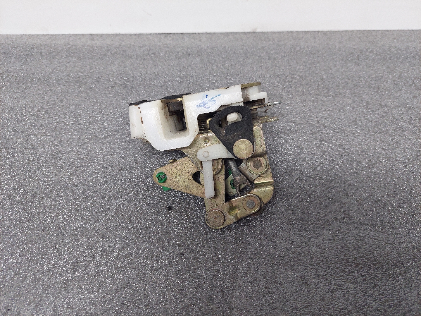 Fecho Porta Tras Dto HONDA CIVIC VI Fastback (MA, MB) | 94 - 01 Imagem-1 Fecho Porta Tras Dto HONDA CIVIC VI Fastback (MA, MB) | 94 - 01 Imagem-1