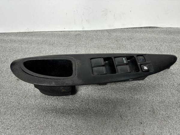 Comando/Interrutor/Botao Vidro Frente Esq NISSAN PRIMERA (P12) | 02 - 