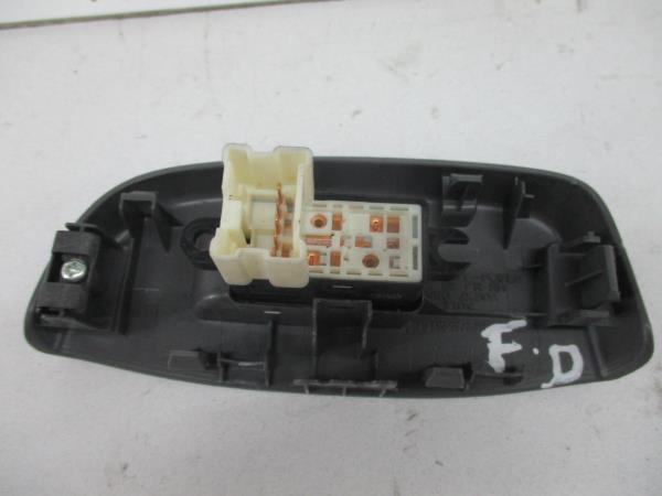 Comando/Interrutor/Botao Vidro Frente Dto NISSAN NV200 Caixa/Combi | 10 - Imagem-4 Comando/Interrutor/Botao Vidro Frente Dto NISSAN NV200 Caixa/Combi | 10 - Imagem-4
