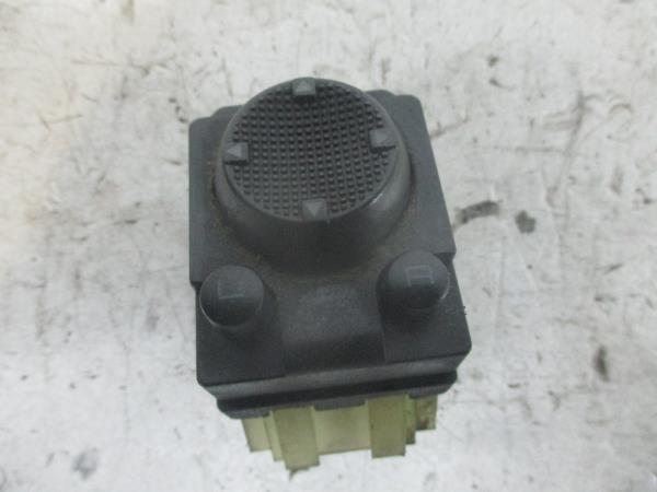 Interruptor / Botao (Espelhos) VOLKSWAGEN GOLF III (1H1) | 91 - 98 Imagem-1 Interruptor / Botao (Espelhos) VOLKSWAGEN GOLF III (1H1) | 91 - 98 Imagem-1