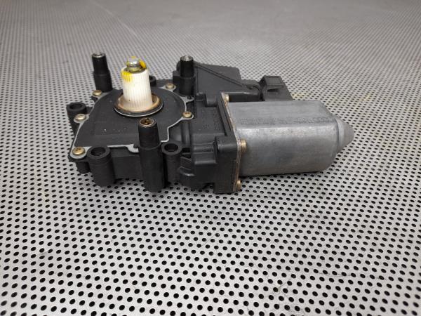 Motor Elevador Porta Frente Dto AUDI A4 Avant (8D5, B5) | 94 - 02 Imagem-1 Motor Elevador Porta Frente Dto AUDI A4 Avant (8D5, B5) | 94 - 02 Imagem-1