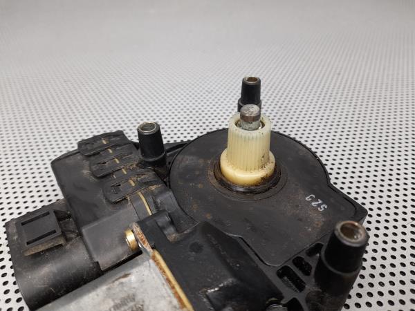 Motor Elevador Porta Frente Esq AUDI ALLROAD (4BH, C5) | 00 - 05 Imagem-1 Motor Elevador Porta Frente Esq AUDI ALLROAD (4BH, C5) | 00 - 05 Imagem-1