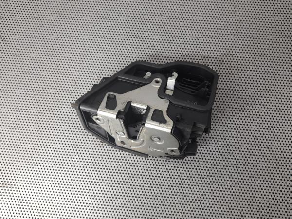 Fecho Porta Tras Esq BMW 5 (E60) | 01 - 10 Imagem-1 Fecho Porta Tras Esq BMW 5 (E60) | 01 - 10 Imagem-1