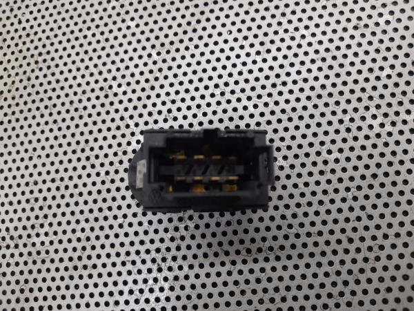 Comando/Interrutor/Botao Vidro Tras Dto VOLKSWAGEN SHARAN (7M8, 7M9, 7M6) | 95 - 10 Imagem-2 Comando/Interrutor/Botao Vidro Tras Dto VOLKSWAGEN SHARAN (7M8, 7M9, 7M6) | 95 - 10 Imagem-2