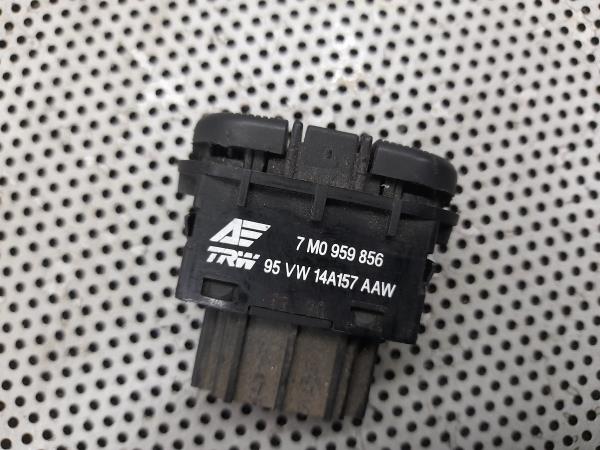 Comando/Interrutor/Botao Vidro Tras Esq VOLKSWAGEN SHARAN (7M8, 7M9, 7M6) | 95 - 10 Imagem-3 Comando/Interrutor/Botao Vidro Tras Esq VOLKSWAGEN SHARAN (7M8, 7M9, 7M6) | 95 - 10 Imagem-3