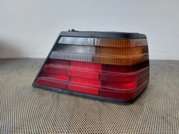Farolim Dto MERCEDES-BENZ 200 - 300 D (124) | 85 - 93 Imagem-1 Farolim Dto MERCEDES-BENZ 200 - 300 D (124) | 85 - 93 Imagem-1
