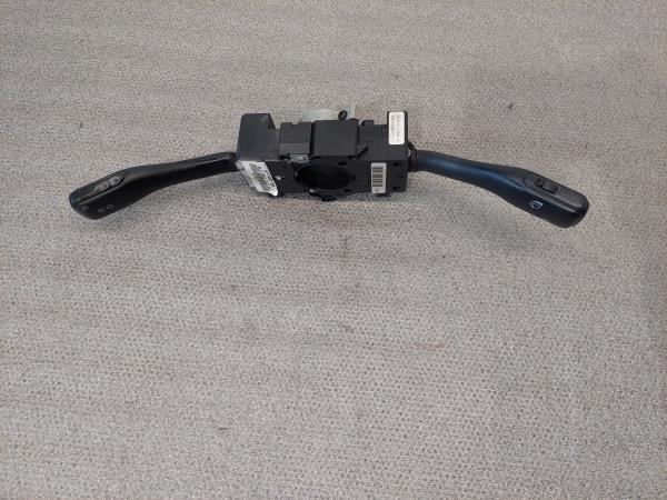 Comutador / Manete (Luzes/Piscas/Escovas/Fita) VOLKSWAGEN GOLF IV (1J1) | 97 - 07 Imagem-1 Comutador / Manete (Luzes/Piscas/Escovas/Fita) VOLKSWAGEN GOLF IV (1J1) | 97 - 07 Imagem-1