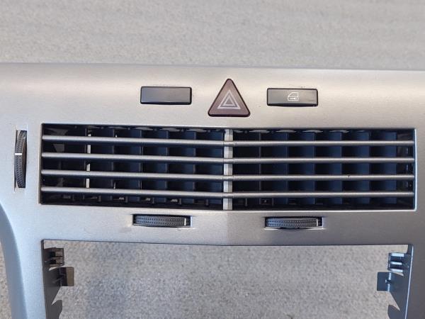 Moldura / Estrutura Consola Central / Rádio OPEL ASTRA H (A04) | 04 - 14 Imagem-2 Moldura / Estrutura Consola Central / Rádio OPEL ASTRA H (A04) | 04 - 14 Imagem-2