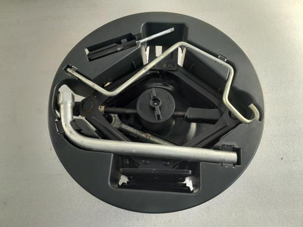 Kit Pneu Suplente / Macaco FIAT 500 (312_) | 07 - Imagem-1 Kit Pneu Suplente / Macaco FIAT 500 (312_) | 07 - Imagem-1