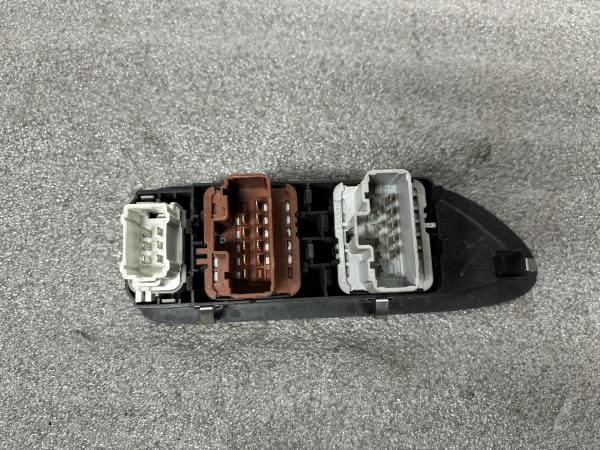Comando/Interrutor/Botao Vidro Frente Esq RENAULT LAGUNA II (BG0/1_) | 01 - 07 Imagem-1 Comando/Interrutor/Botao Vidro Frente Esq RENAULT LAGUNA II (BG0/1_) | 01 - 07 Imagem-1