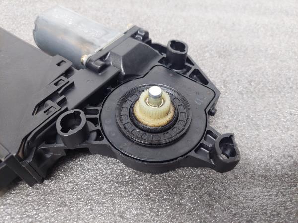 Motor Elevador Porta Tras Dto AUDI A4 (8E2, B6) | 00 - 05 Imagem-2 Motor Elevador Porta Tras Dto AUDI A4 (8E2, B6) | 00 - 05 Imagem-2