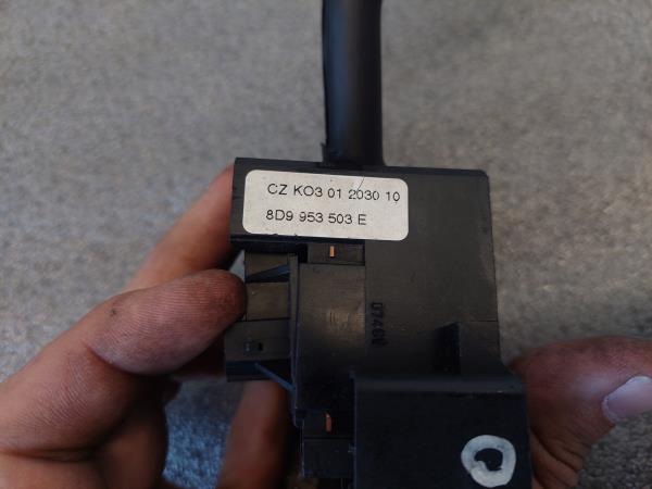 Comutador / Manete (Luzes/Piscas/Escovas/Fita) AUDI A4 Avant (8D5, B5) | 94 - 02 Imagem-1 Comutador / Manete (Luzes/Piscas/Escovas/Fita) AUDI A4 Avant (8D5, B5) | 94 - 02 Imagem-1