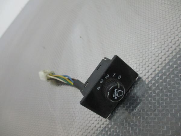 Interruptor / Botao (Regulador/Nivelador Oticas) SUZUKI VITARA (ET, TA, TD) | 88 - 02 Imagem-3 Interruptor / Botao (Regulador/Nivelador Oticas) SUZUKI VITARA (ET, TA, TD) | 88 - 02 Imagem-3