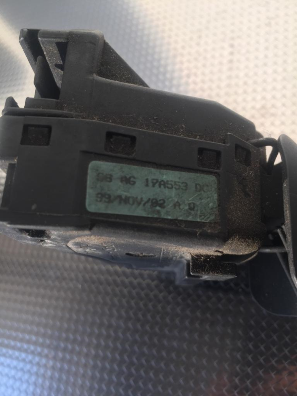 Comutador / Manete (Luzes/Piscas/Escovas/Fita) FORD FOCUS Turnier (DNW) | 99 - 07 Imagem-1 Comutador / Manete (Luzes/Piscas/Escovas/Fita) FORD FOCUS Turnier (DNW) | 99 - 07 Imagem-1