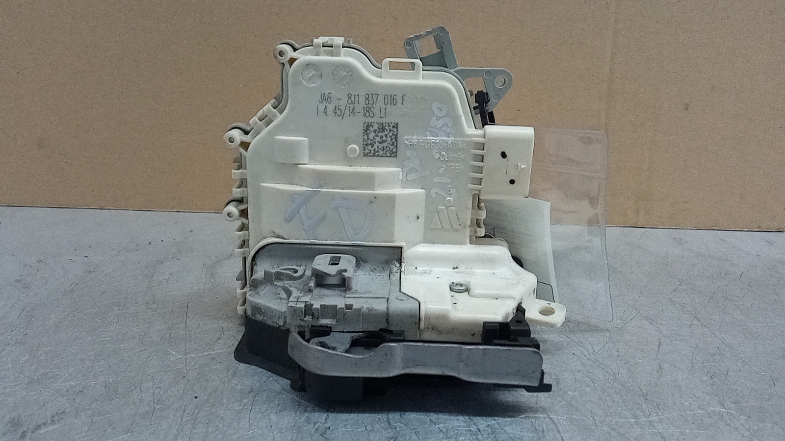 Serrure de porte avant droite AUDI Q3 (8UB, 8UG) | 11 - 18