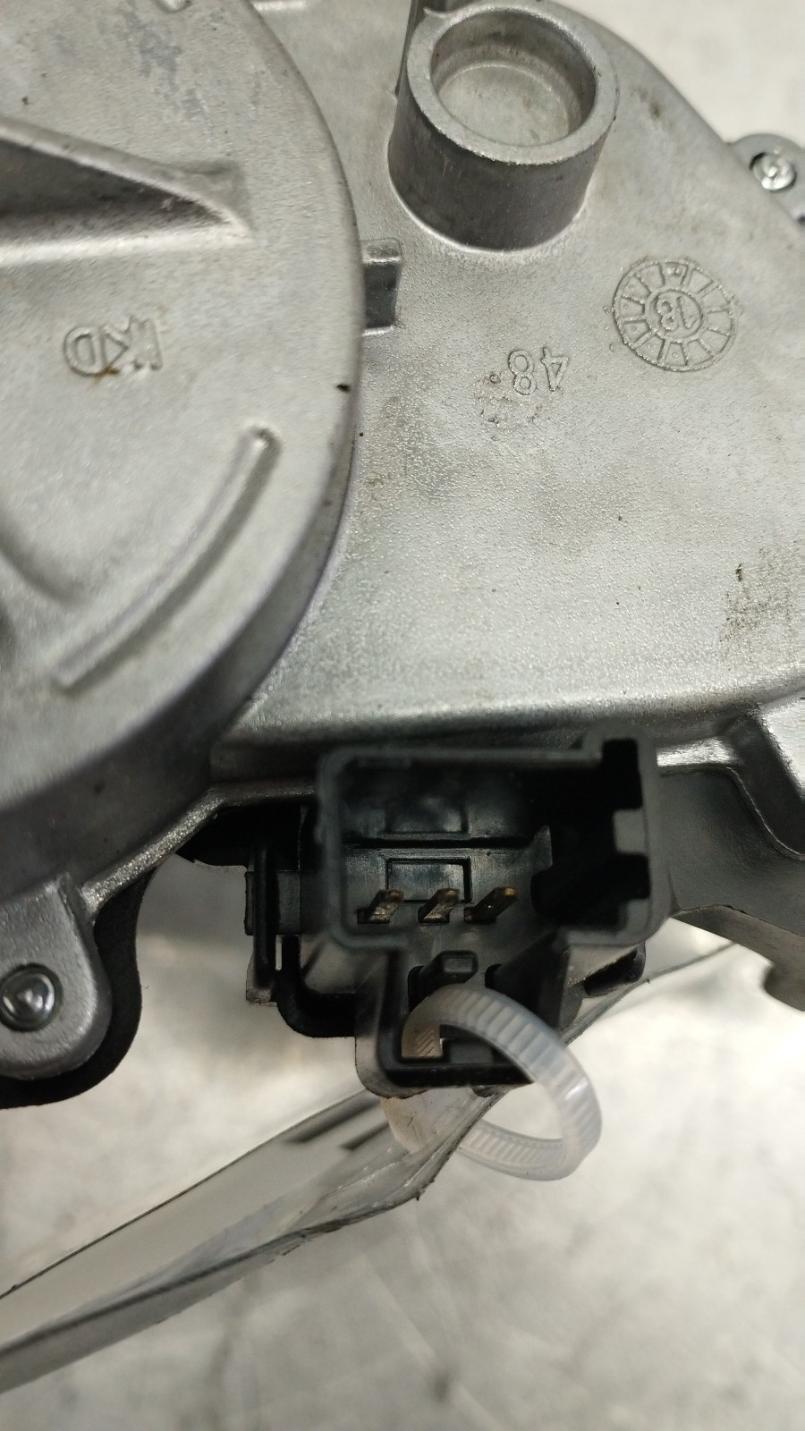 Moteur d´essuie glace arrière FORD FIESTA VII | 17 -  Imagem-2