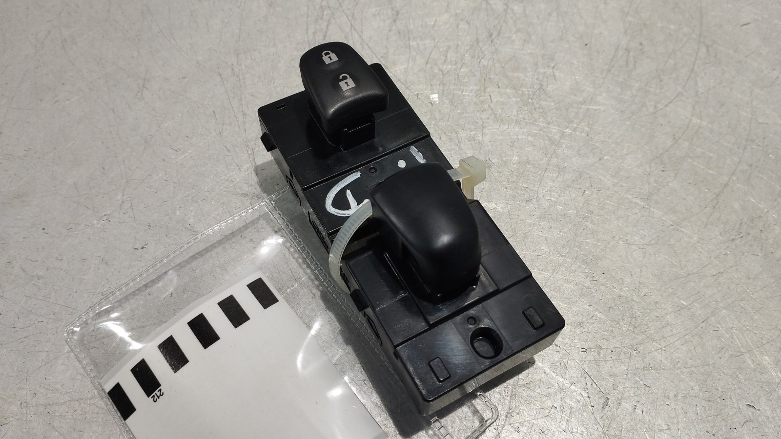 Interrupteur de vitre avant droite NISSAN MICRA V (K14) | 16 - 