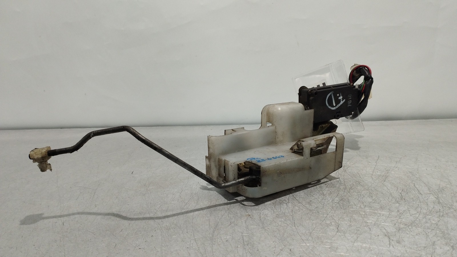 Serrure de porte avant droite MAZDA 323 F V (BA) | 94 - 98