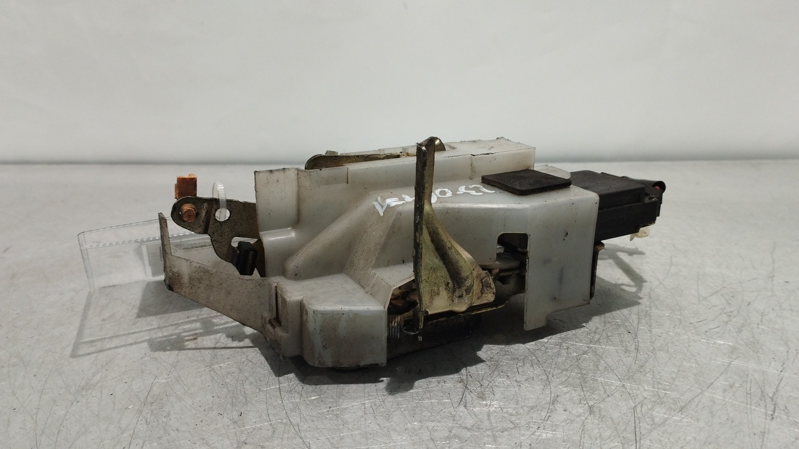 Serrure de porte arriere droite MAZDA 323 F V (BA) | 94 - 98
