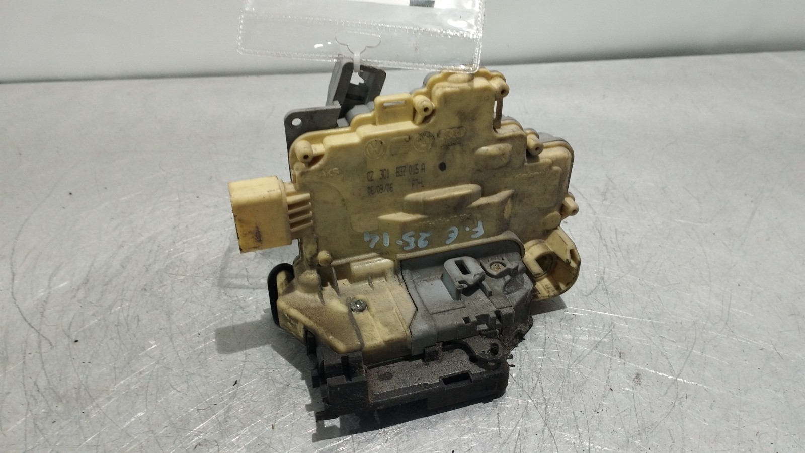 Fecho da Porta Frente Esq VOLKSWAGEN PASSAT (3C2) | 05 - 10