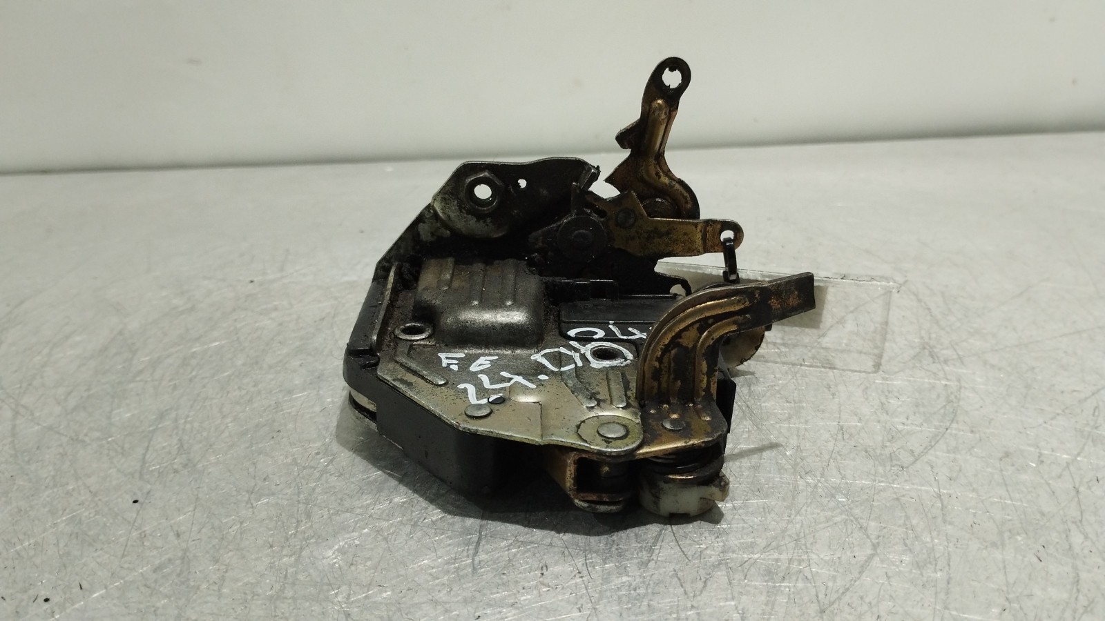 Serrure de porte avant gauche MERCEDES-BENZ 190 (W201) | 82 - 93