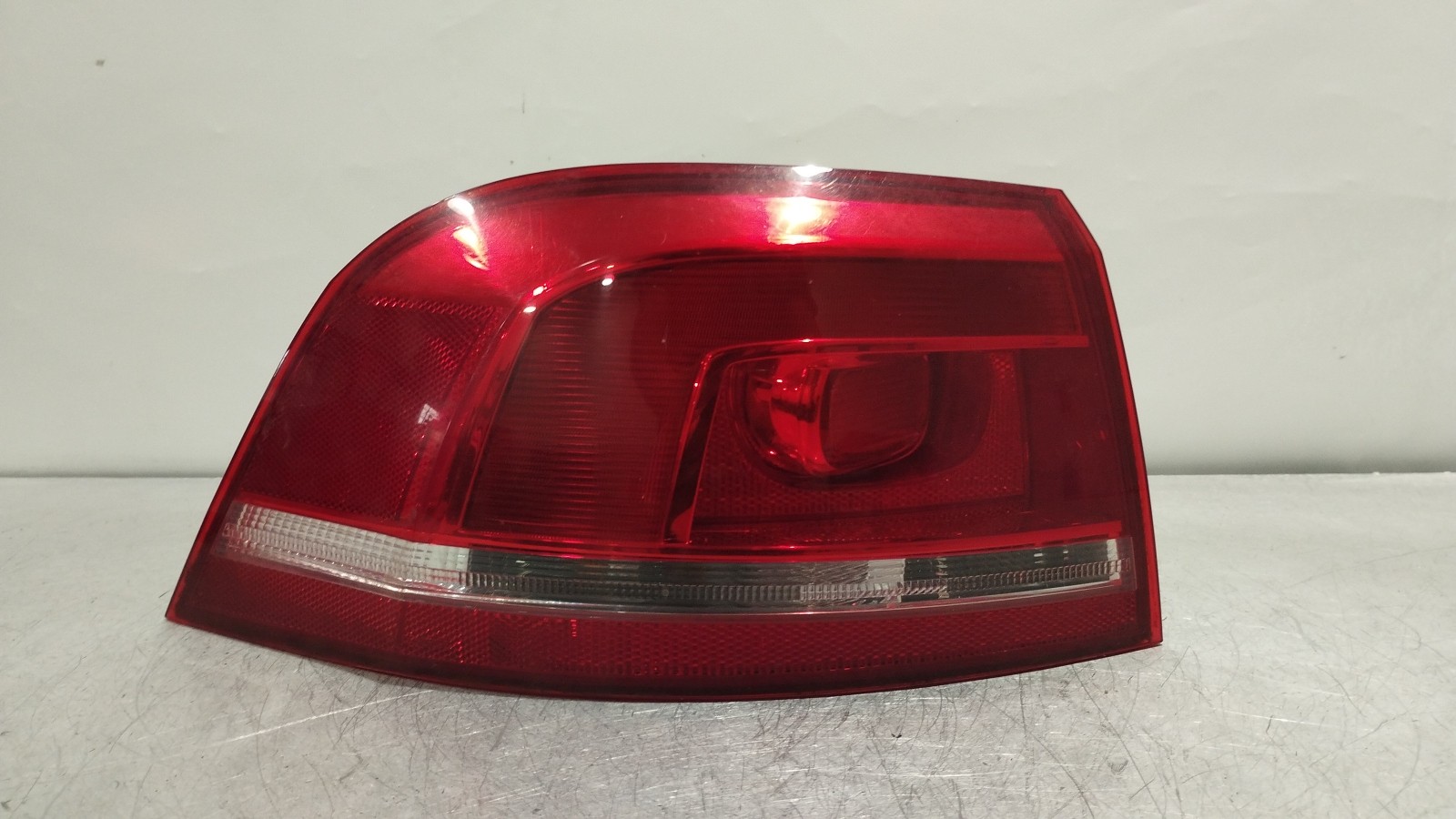 Left Tail Light  VOLKSWAGEN PASSAT Variant (365) | 10 - 15