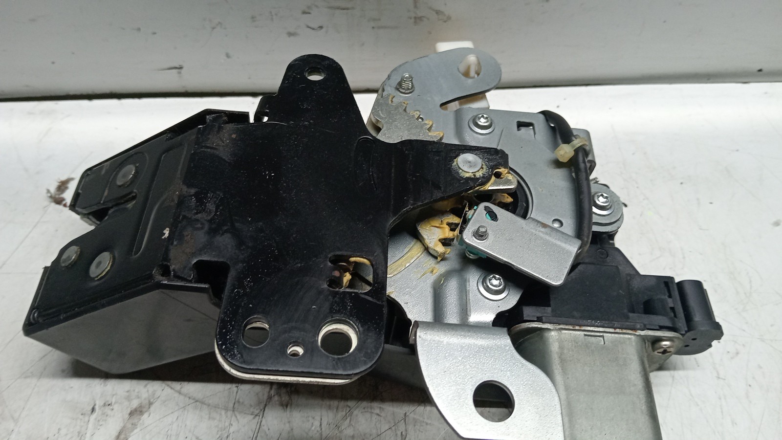 Fecho Da Mala MAZDA 6 Station Wagon (GY) | 02 - 08 Imagem-1