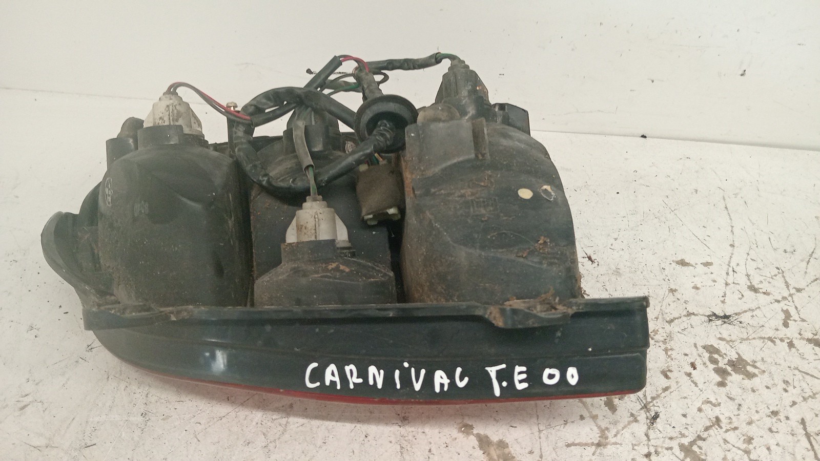 Left Tail Light  KIA CARNIVAL I (UP) | 98 - 01 Imagem-1