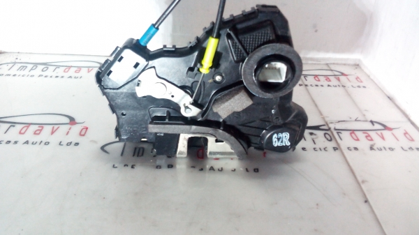 Fecho da Porta Frente Dto TOYOTA AVENSIS (_T25_) | 03 - 08 Imagem-1