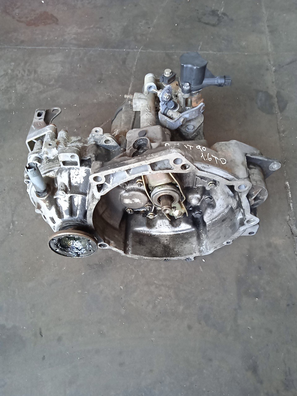 Caixa de Velocidades Manual VOLKSWAGEN PASSAT (32B) | 79 - 89 Imagem-1