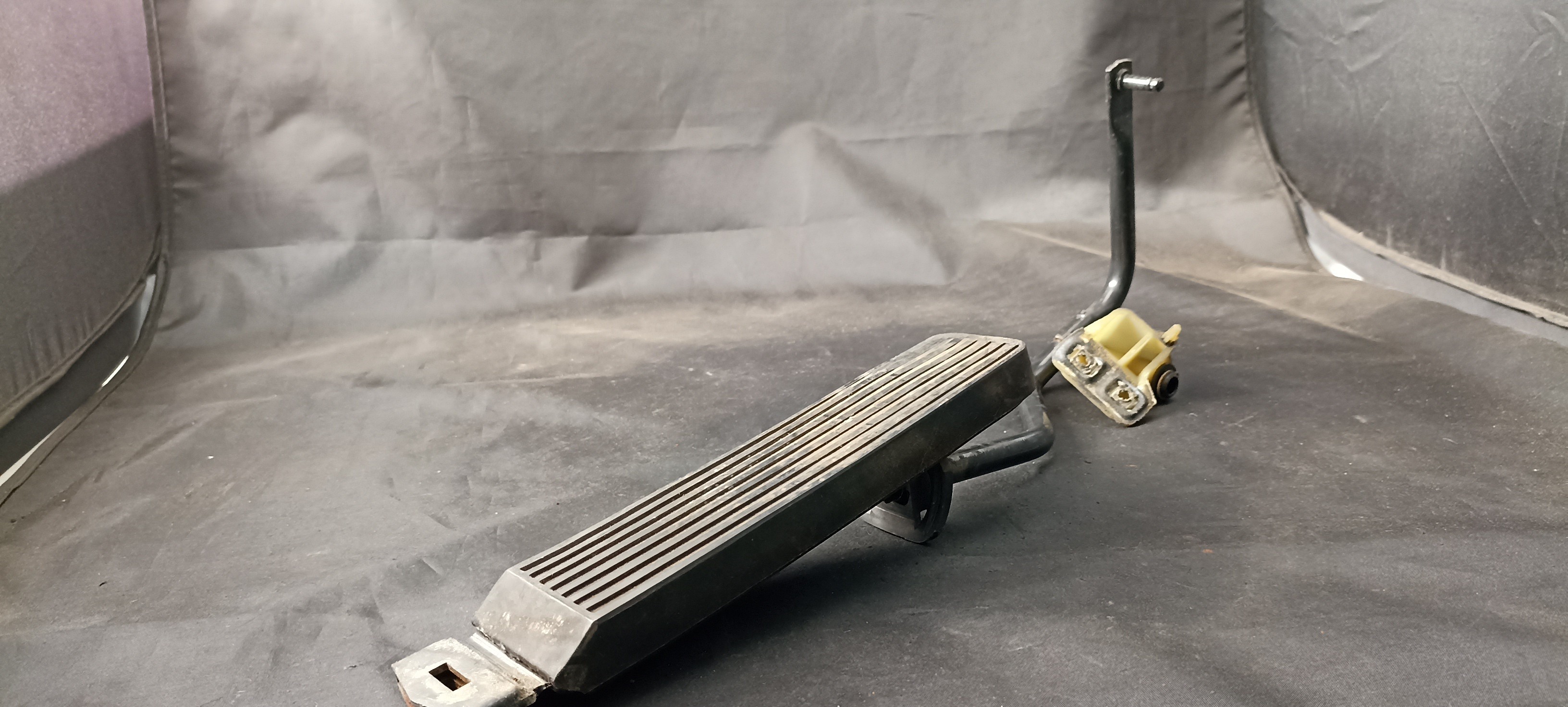 Pedal MERCEDES-BENZ E-CLASS (W124) | 93 - 96