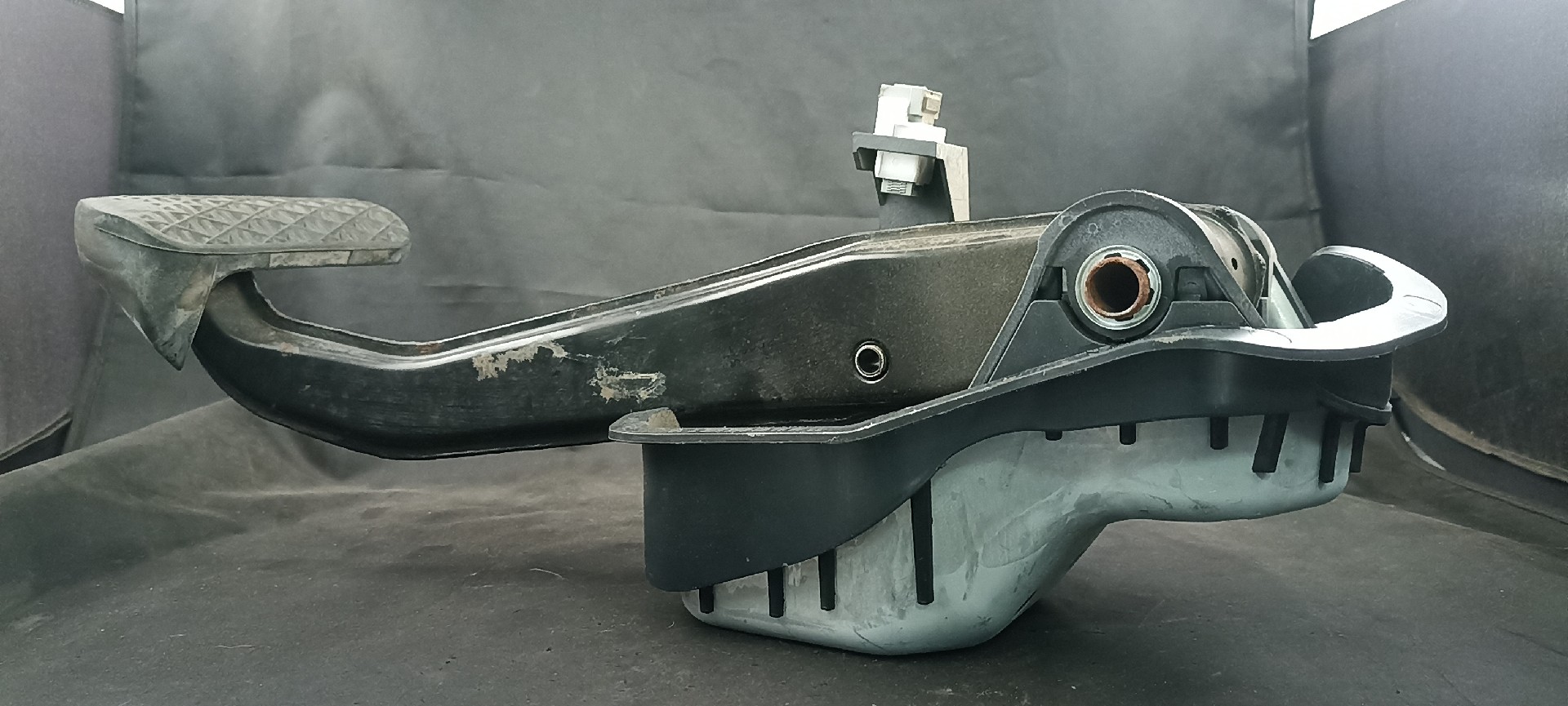 Pedal MERCEDES-BENZ C-CLASS (W205) | 13 - 