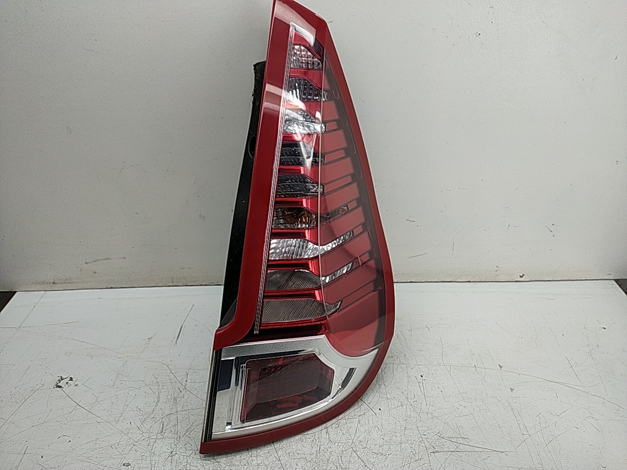 Farolim tras direito painel stop (20247154).